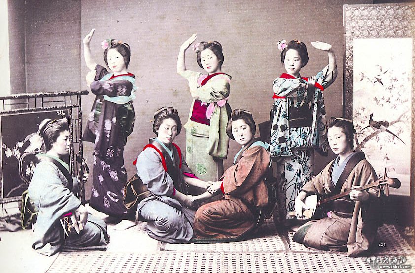 舊時(shí)代日本風(fēng)情彩照：藝妓半裸演奏