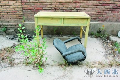 玉門(mén)空城中廢棄的桌椅