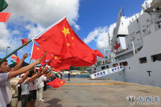 資料圖：中國海軍“和平方舟”號醫院船圓滿(mǎn)完成在塞舌爾為期5天的醫療服務(wù)任務(wù)，駛離塞舌爾首都維多利亞，前往孟加拉國。新華社記者查春明攝