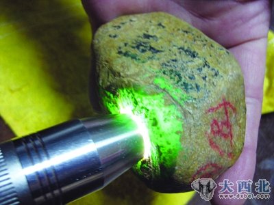 市場(chǎng)驚現1.2億元帝王綠 賭石半年最高漲4成