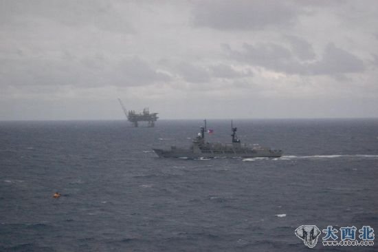 菲律賓海軍派新購入的美制二手軍艦進(jìn)入我南海九段線(xiàn)內菲方石油鉆進(jìn)平臺。