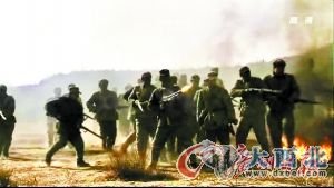 新版《亮劍》劇中八路軍站成一堆在沖鋒。