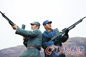劇中李云龍和楚云飛端著(zhù)機槍向飛機射擊。
