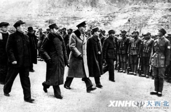 1946年，周恩來(lái)在延安陪同馬歇爾上將檢閱解放軍。