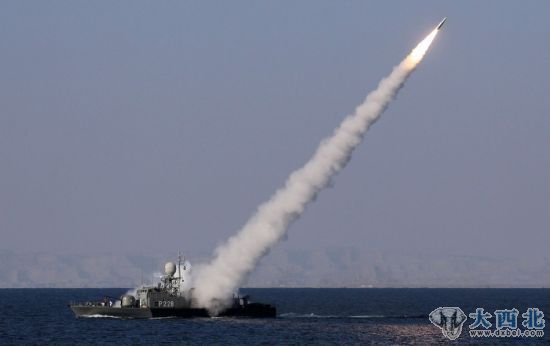 資料圖：伊朗海軍導彈艇發(fā)射新型防空導彈。