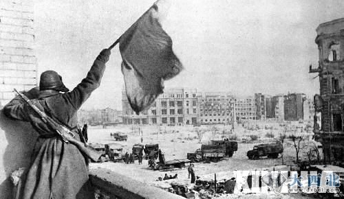 1943年1月31日，德軍在斯大林格勒開(kāi)始向蘇聯(lián)紅軍投降，到2月2日，共有9萬(wàn)名德國官兵在斯大林格勒宣布投降，在第二次世界大戰中起轉折作用的斯大林格勒戰役取得最終勝利。這是蘇聯(lián)紅軍戰士在斯大林格勒戰役勝利時(shí)揮舞紅旗的資料照片。新華社發(fā) 