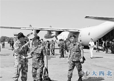 　　參加演習的軍人抵達呵叻府的一座空軍軍事基地。新華社記者楊定都攝