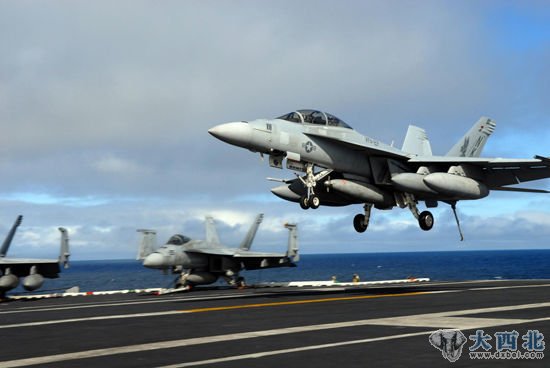 資料圖：美國海軍F-18“大黃蜂”戰機準備在航母上著(zhù)陸