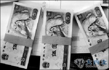 今年以來(lái)第四套人民幣成為各錢(qián)幣商家、電視購物等炒作的熱點(diǎn)。 本報記者 孫辰 攝