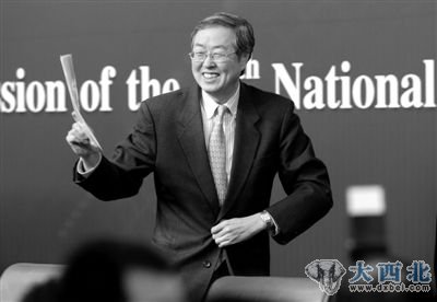 3月12日，央行行長(cháng)周小川參加十一屆全國人大五次會(huì )議。在兩會(huì )期間，“開(kāi)放民間金融”成為熱議話(huà)題。昨天，周小川參加溫州市金融綜合改革試驗區工作座談會(huì )時(shí)表示，溫州金融改革的要點(diǎn)和重點(diǎn)在于“減少管制”。圖/CFP
