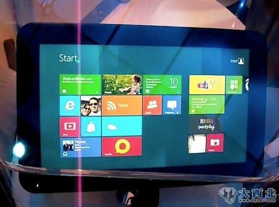 英特爾展示了采用Clover Trail平臺Atom Z2760處理器的Win8平板電腦。
