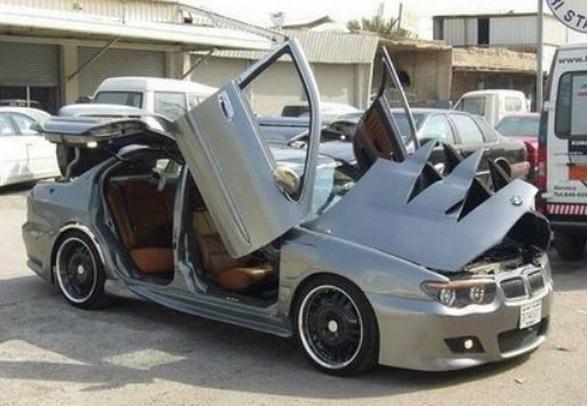 這是一輛既有剪刀門(mén)又有鷗翼門(mén)的寶馬改裝車(chē)！