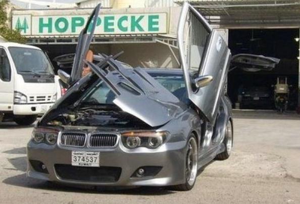 這是一輛既有剪刀門(mén)又有鷗翼門(mén)的寶馬改裝車(chē)！