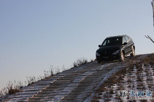 純SUV-大連龐大雙龍汽車(chē)越野試駕會(huì )啟幕
