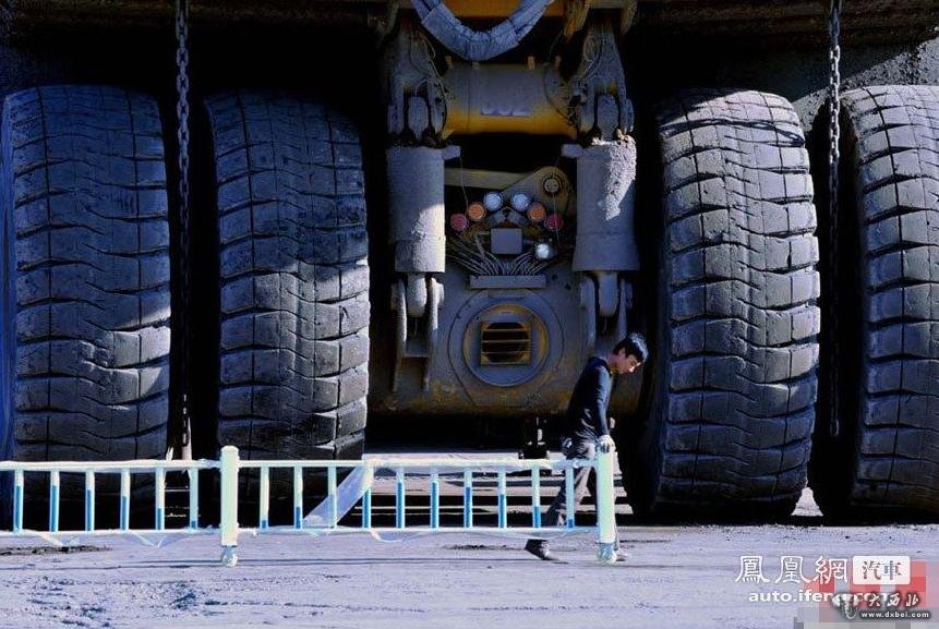 內蒙古哈爾烏素露天煤礦，一批總價(jià)1.57億的自卸載重卡車(chē)亮相。