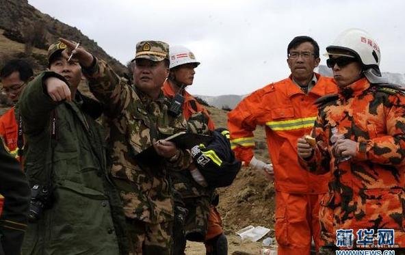 3月29日，消防干警等救援人員抵達滑坡現場(chǎng)，組織搶救。