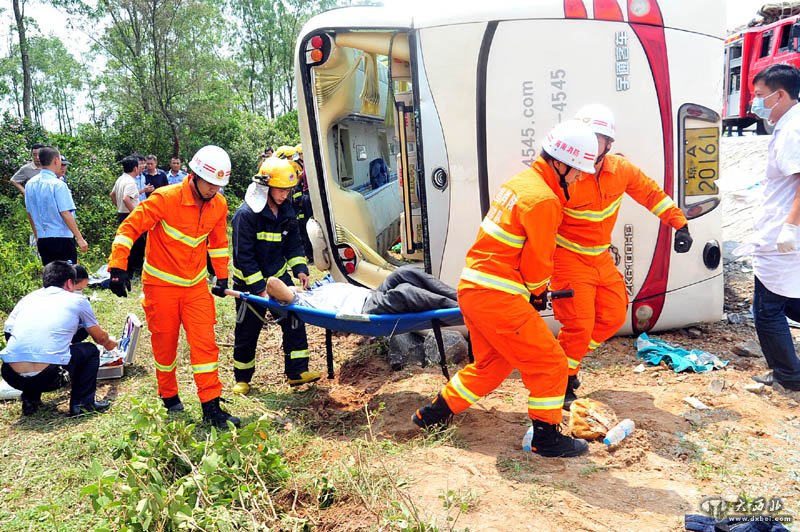 海南一學(xué)校組織學(xué)生春游發(fā)生車(chē)禍 致8名小學(xué)生死亡
