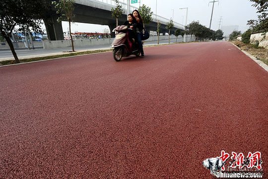 鄭州鋪設“紅地毯車(chē)道”色彩鮮明利于區分