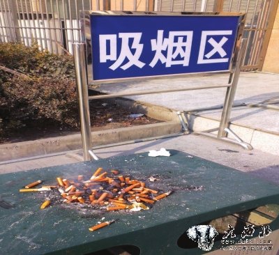 公共場(chǎng)所“煙槍”還真不少 車(chē)站、菜場(chǎng)、網(wǎng)吧等成監管盲區