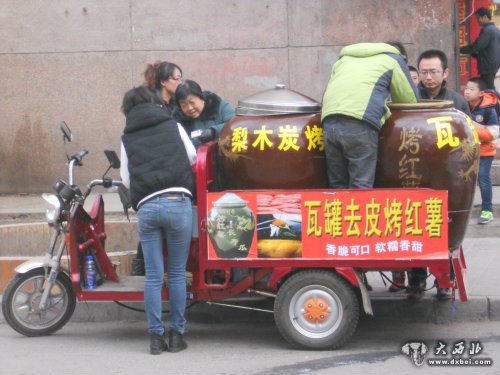 蘭州街頭出現瓦罐烤紅薯