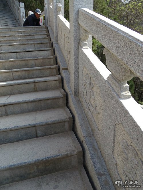 白塔山步道開(kāi)裂