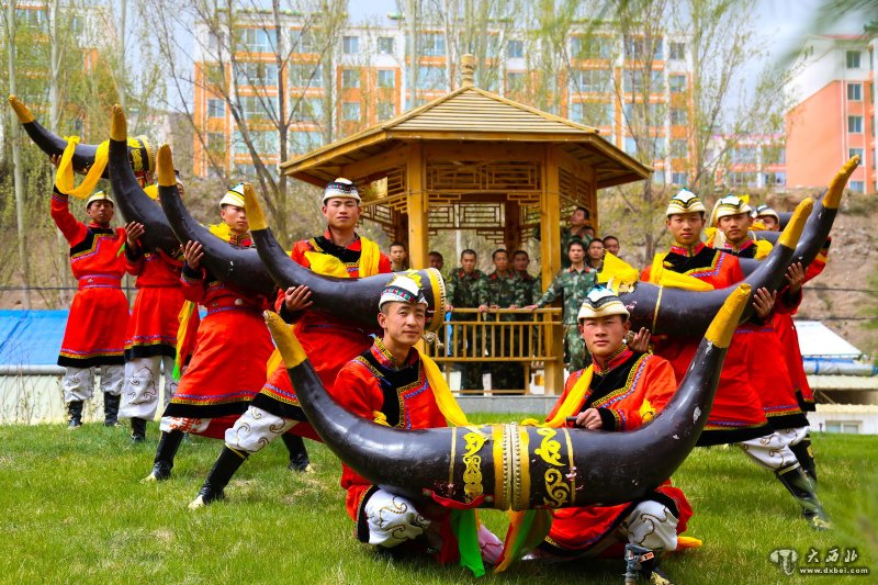 張掖肅南裕固草原的警營(yíng)牛角舞