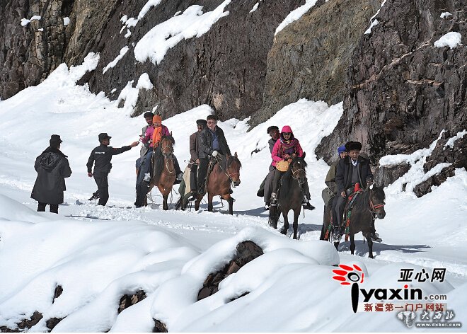 大雪封路 新疆奇臺南山6名游客被困37小時(shí) 所幸食物油料充足，當地多部門(mén)協(xié)作及時(shí)救出