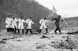 穿軍裝的“曼巴”甘加草原上“最可愛(ài)的人”