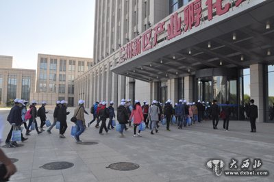 高校學(xué)子們坐上高鐵看新區
