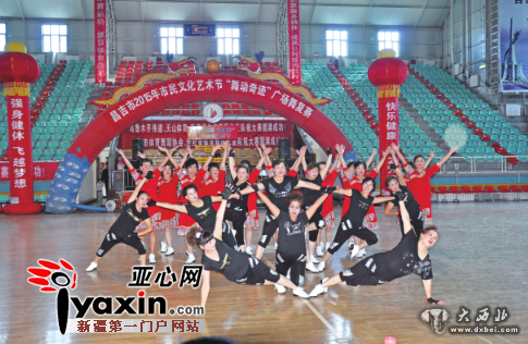 新疆昌吉市500名廣場(chǎng)舞愛(ài)好者激情斗舞 新疆昌吉市500名廣場(chǎng)舞愛(ài)好者激情斗舞