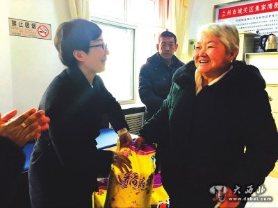 送上慰問(wèn)品