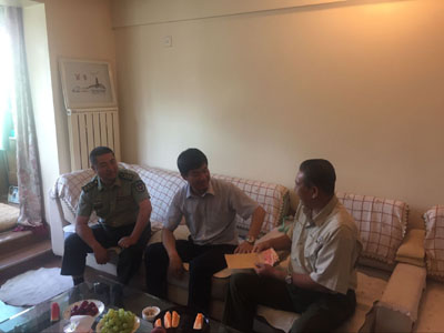 “八一”建軍節到來(lái)之際七里河慰問(wèn)擁軍優(yōu)撫對象