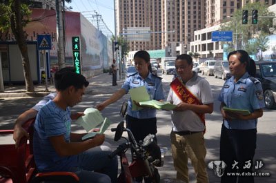 東崗交警開(kāi)展倡導綠色出行主題宣傳