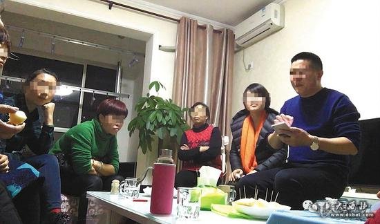 11月28日晚，東方夏威夷南岸二期17棟三單元801室內，自稱(chēng)是傳銷(xiāo)頭目的曹興剛為10余名新老傳銷(xiāo)人員展示一百多萬(wàn)元的銀行流水短信。    新京報記者大路攝