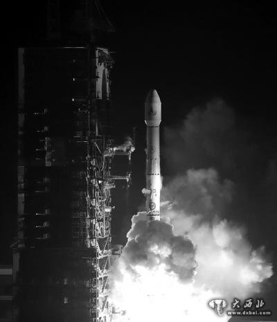 12月11日，搭載風(fēng)云四號衛星的運載火箭在西昌衛星發(fā)射中心點(diǎn)火升空。新華社發(fā) 　　　　　　　　　　　　　　　　　　　　新華社發(fā)