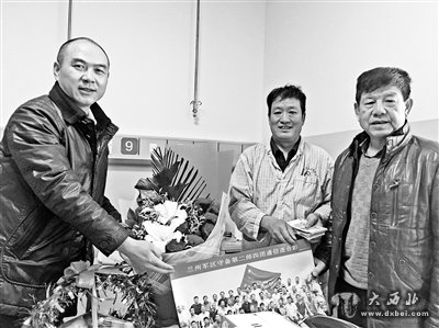 李永義與前來(lái)看望自己的戰友合影