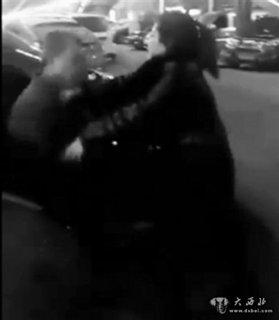 出租車(chē)上剪指甲被勸阻 女乘客撒潑毆打的哥