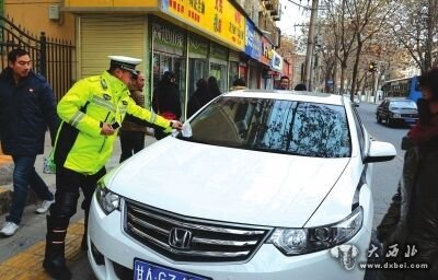 西固城市網(wǎng)格員“隨手拍”整治機動(dòng)車(chē)亂停放