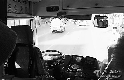 司機與乘客鬧別扭 撂挑子了 一車(chē)乘客無(wú)奈換車(chē) 也是醉了