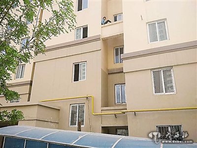 房門(mén)反鎖走捷徑 小女孩被困4樓窗臺