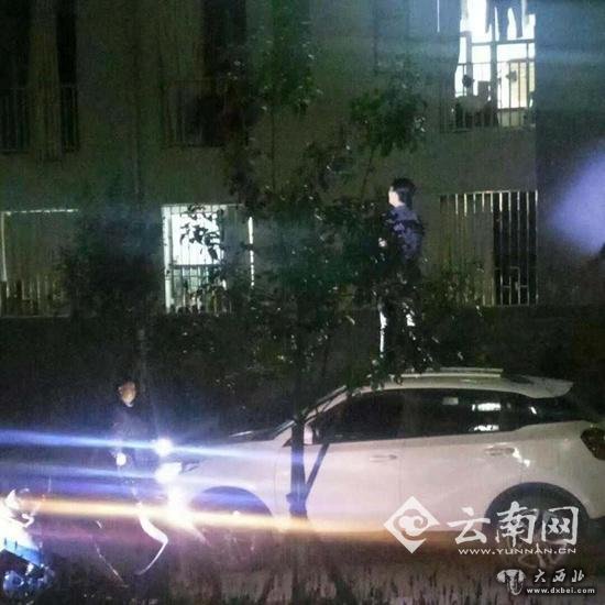 昆明一男子開(kāi)車(chē)進(jìn)高校表白 女生沒(méi)出現自己被保安帶走