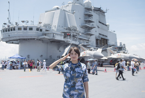 不一樣的情愫 一樣的自豪——遼寧艦甲板上的“心手相連”