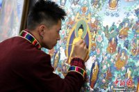 青海唐卡畫(huà)師展示“指