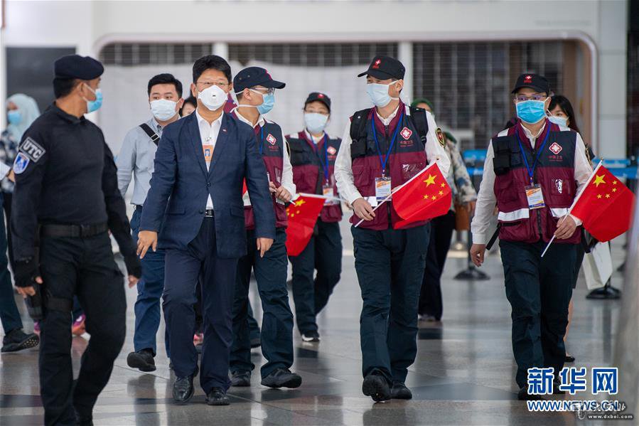 中國抗疫醫療專(zhuān)家組抵