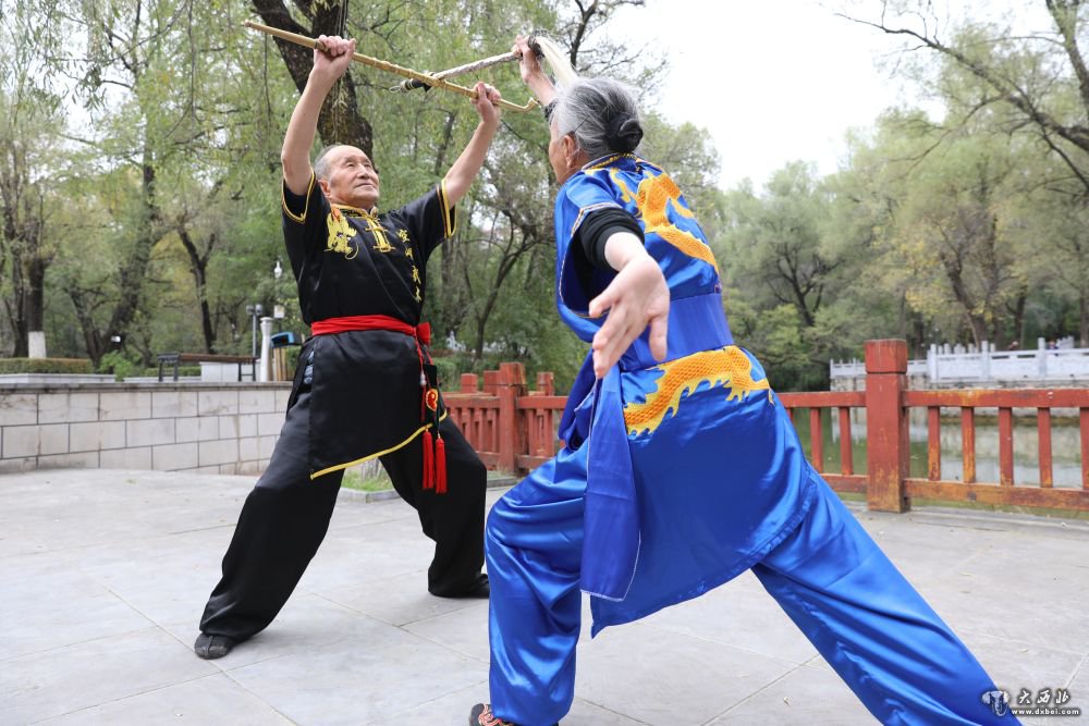 甘肅平?jīng)觯横轻忌较碌? width=