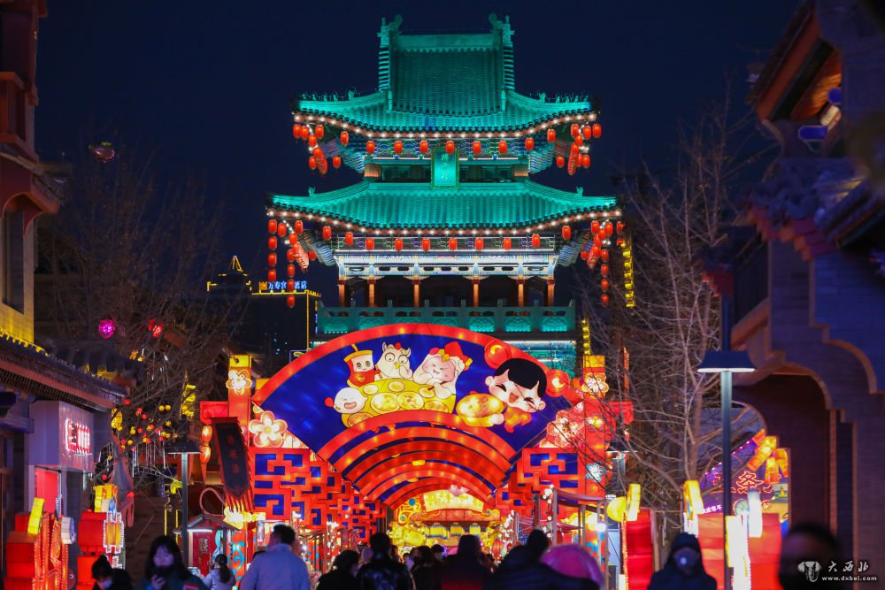 蘭州：老街彩燈點(diǎn)亮黃河之濱
