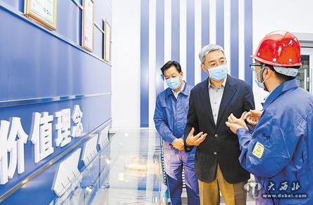 尹弘在嘉峪關(guān)調研時(shí)強
