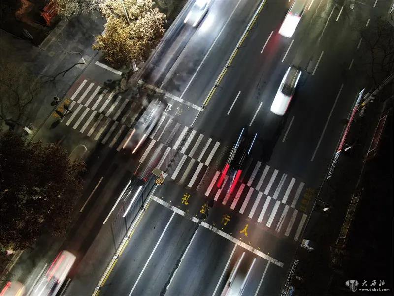 “夜光”斑馬線(xiàn)亮相蘭