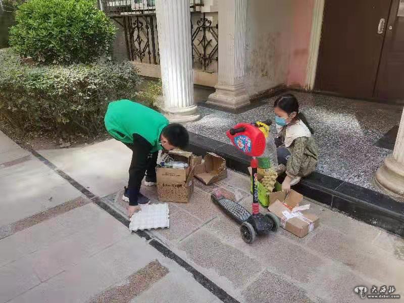 蘭州小區里賣(mài)紙殼的小
