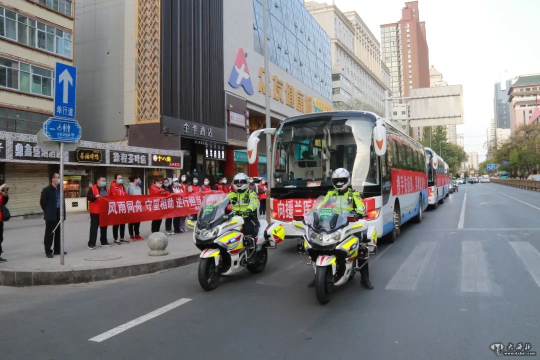 蘭州交警護送援蘭醫療